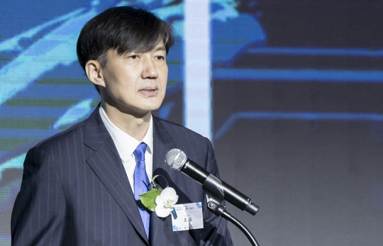 전자증권제도 시행 기념식 참석한 조국 장관      (서울=연합뉴스) 김도훈 기자 = 조국 법무부 장관이 16일 오전 서울 여의도 콘래드 호텔에서 열린 전자증권제도 시행 기념식에서 축사를 하고 있다. 2019.9.16      superdoo82@yna.co.kr  (끝)